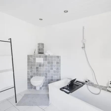 2,5-zkb-unterkunft, Zentral, Mit Separatem Eingang Apartment *